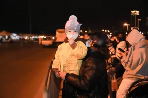 Frenzy at Anh Trai Say Hi: Fans Cling to Fences to Catch the Concert - image 2