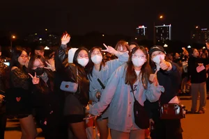 Frenzy at Anh Trai Say Hi: Fans Cling to Fences to Catch the Concert - image 9