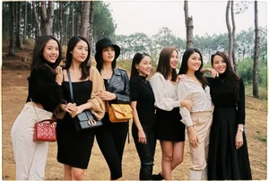 Stunning Group of Vietnamese Beauty Queens and Runners Up - image 9