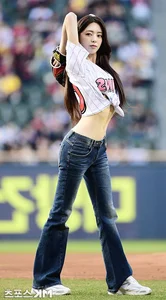 Stunning 4th Generation K-Pop Idol Amazes Fans With Unrealistic Body Proportions - image 1