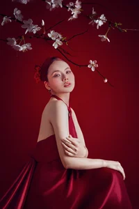 Stunning Red Dress Fashion Inspiration with Ngô Lan Hương: Elegant Festive Outfits for the New Year and Special Occasions - image 2