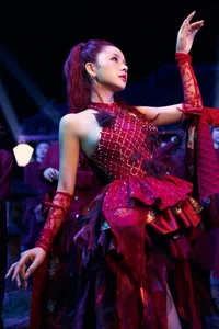 Stunning Red Dress Fashion Inspiration with Ngô Lan Hương: Elegant Festive Outfits for the New Year and Special Occasions - image 9