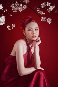Stunning Red Dress Fashion Inspiration with Ngô Lan Hương: Elegant Festive Outfits for the New Year and Special Occasions - image 6