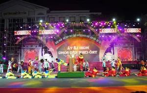 Traditional Sounds of the Ancestors: Viet Tri Street Festival Celebrations - image 8