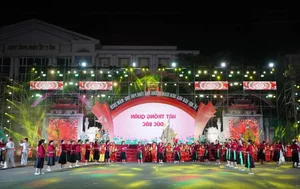 Traditional Sounds of the Ancestors: Viet Tri Street Festival Celebrations - image 3