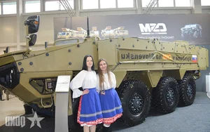 Senior Lieutenant General Pham Hoai Nam Attends IDEB 2026 Defense Exhibition Opening in Slovakia - image 7