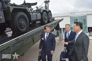 Senior Lieutenant General Pham Hoai Nam Attends IDEB 2026 Defense Exhibition Opening in Slovakia - image 1