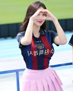 Stunning Cheerleader Captivates Fans with Athletic Grace and Dynamic Energy - image 4