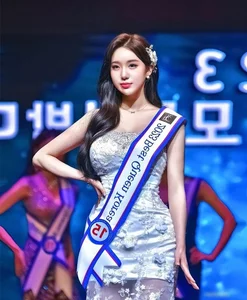 Stunning Cheerleader Captivates Fans with Athletic Grace and Dynamic Energy - image 6