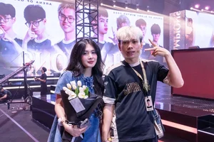 Esports Victory and Romance: Arena of Valor Champion Celebrates With Girlfriend - image 6