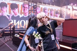 Esports Victory and Romance: Arena of Valor Champion Celebrates With Girlfriend - image 3