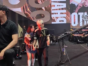 Esports Victory and Romance: Arena of Valor Champion Celebrates With Girlfriend - image 1