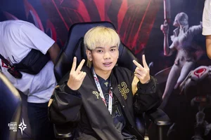 Esports Victory and Romance: Arena of Valor Champion Celebrates With Girlfriend - image 5