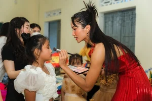 Miss Universe Vietnam H'Hen Nie Brings Joy and Scholarships to Highland Children - image 7