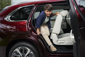 Mazda CX-80 Hybrid SUV: Spacious 3-Row Luxury for Europe - image 24