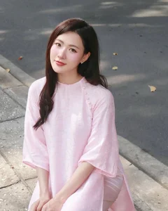 Screen Muse Minh Trang Captivates Fans with Sweet and Elegant Beauty - image 2