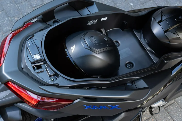 Yamaha XMAX 300 2025 Arrives in Vietnam to Challenge Honda SH350i