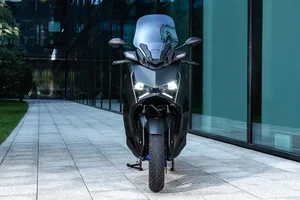 Yamaha XMAX 300 2025 Arrives in Vietnam to Challenge Honda SH350i - image 7