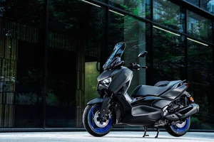 Yamaha XMAX 300 2025 Arrives in Vietnam to Challenge Honda SH350i - image 5