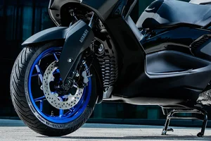 Yamaha XMAX 300 2025 Arrives in Vietnam to Challenge Honda SH350i - image 1