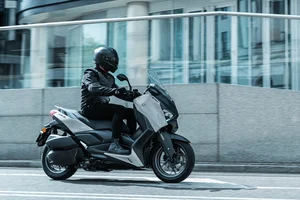 Yamaha XMAX 300 2025 Arrives in Vietnam to Challenge Honda SH350i - image 6