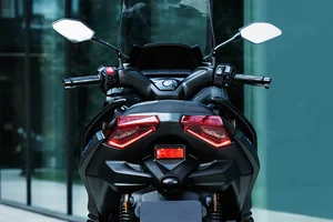 Yamaha XMAX 300 2025 Arrives in Vietnam to Challenge Honda SH350i - image 2
