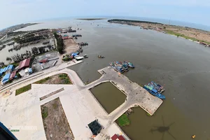 Breathtaking Views of the Ninh Co Estuary from a Military Helicopter (2026) - image 9