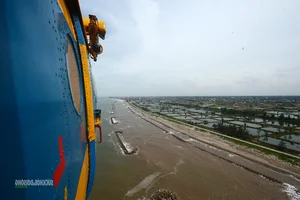 Breathtaking Views of the Ninh Co Estuary from a Military Helicopter (2026) - image 1