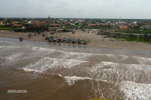 Breathtaking Views of the Ninh Co Estuary from a Military Helicopter (2026) - image 3