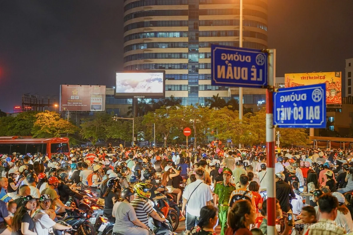 Massive Crowds Gather at Thong Nhat Park for Spectacular Fireworks Display