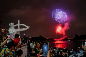 Massive Crowds Gather at Thong Nhat Park for Spectacular Fireworks Display - image 5