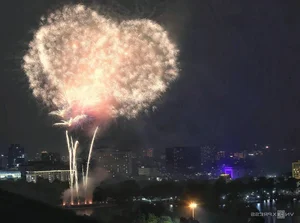Massive Crowds Gather at Thong Nhat Park for Spectacular Fireworks Display - image 8