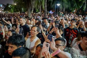 Massive Crowds Gather at Thong Nhat Park for Spectacular Fireworks Display - image 1