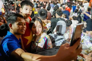 Massive Crowds Gather at Thong Nhat Park for Spectacular Fireworks Display - image 9