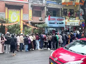 Year-End Dining Rush: Crowded Restaurants and Long Lines in Vietnam - image 8