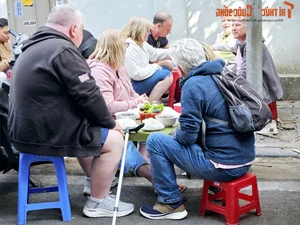 Year-End Dining Rush: Crowded Restaurants and Long Lines in Vietnam - image 1