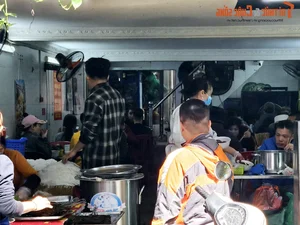 Year-End Dining Rush: Crowded Restaurants and Long Lines in Vietnam - image 2