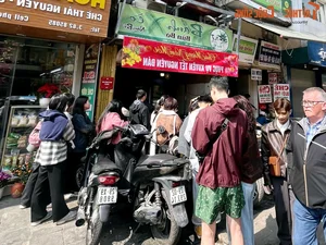 Year-End Dining Rush: Crowded Restaurants and Long Lines in Vietnam - image 11