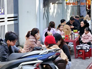 Year-End Dining Rush: Crowded Restaurants and Long Lines in Vietnam - image 6