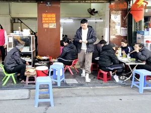 Year-End Dining Rush: Crowded Restaurants and Long Lines in Vietnam - image 10