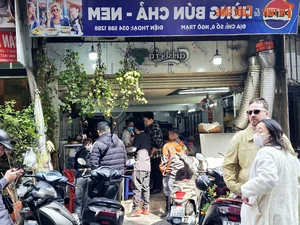 Year-End Dining Rush: Crowded Restaurants and Long Lines in Vietnam - image 5