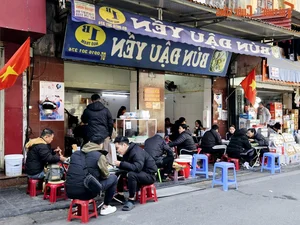 Year-End Dining Rush: Crowded Restaurants and Long Lines in Vietnam - image 7