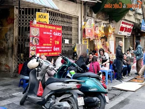 Year-End Dining Rush: Crowded Restaurants and Long Lines in Vietnam - image 3