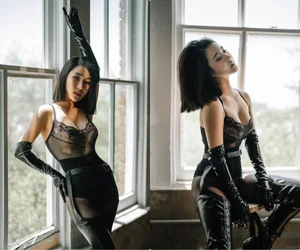 Huong Tram Makes a Bold Stage Comeback with Sensual Performance - image 1