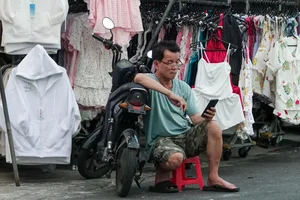The Modern Dilemma: Traditional Market Vendors Struggle in the E-Commerce Era - image 0