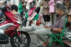 The Modern Dilemma: Traditional Market Vendors Struggle in the E-Commerce Era - image 3