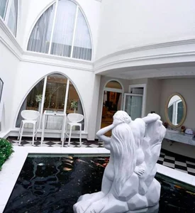 A Glimpse into the Luxurious 1,000-Square-Meter Mansion of Miss Hung Temple Giang My - image 6