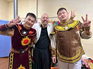 Duy Manh and Son Support Tao Quan Artists Behind the Scenes - image 1