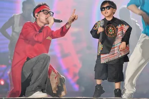 Toc Tien Ignites the Stage with Bold Fashion at 8Wonder Winter Festival - image 13