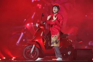 Toc Tien Ignites the Stage with Bold Fashion at 8Wonder Winter Festival - image 5
